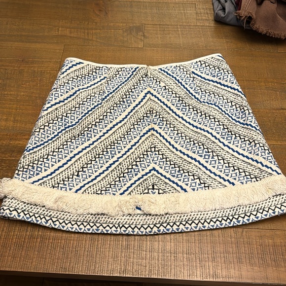 Guess skirt - size small - in worn but good  condition - Picture 3 of 3